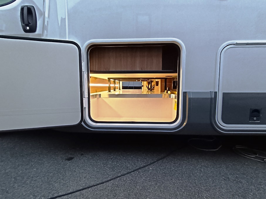 mobilvetta-krosser-p90-lettonautico-180cv-automatico-barberacaravan-castelboglione-at-17