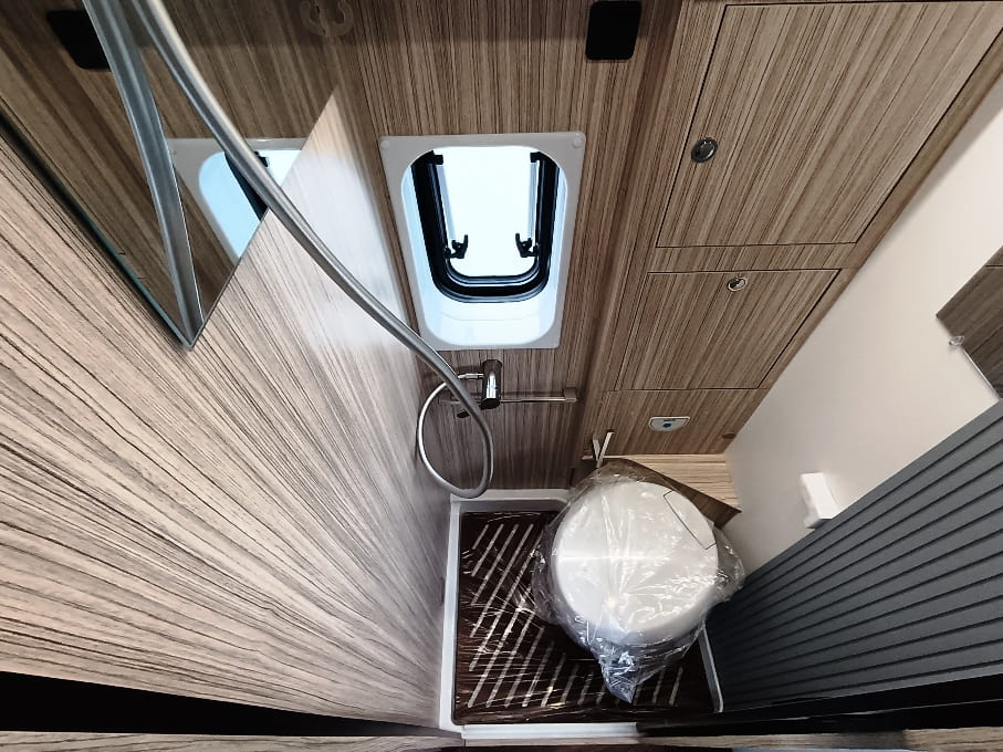 elnagh-e-van-furgonato-6-xl-premium-barberacaravan-castelboglione-at-10