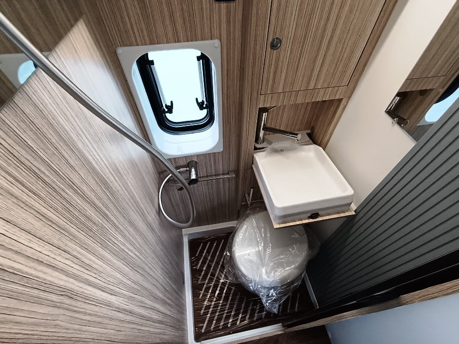 elnagh-e-van-furgonato-6-xl-premium-barberacaravan-castelboglione-at-11