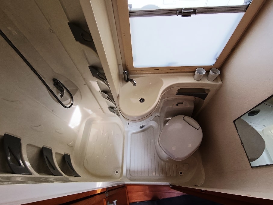 caravansinternational-ci-riviera-garage-p-semintegrale-ford-barberacaravan-castelboglione-at-10