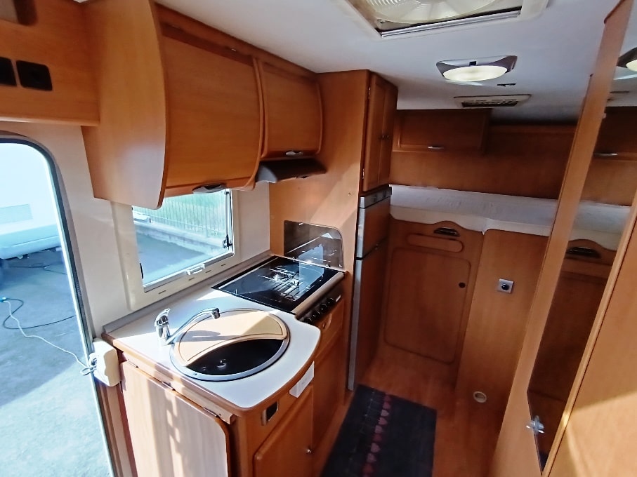 caravansinternational-ci-riviera-garage-p-semintegrale-ford-barberacaravan-castelboglione-at-6