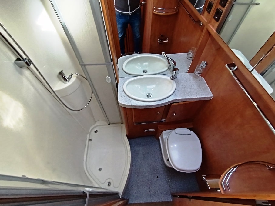 carthago-chic-i47-iveco-patente-c-alde-motorhome-barberacaravan-castelboglione-at-12