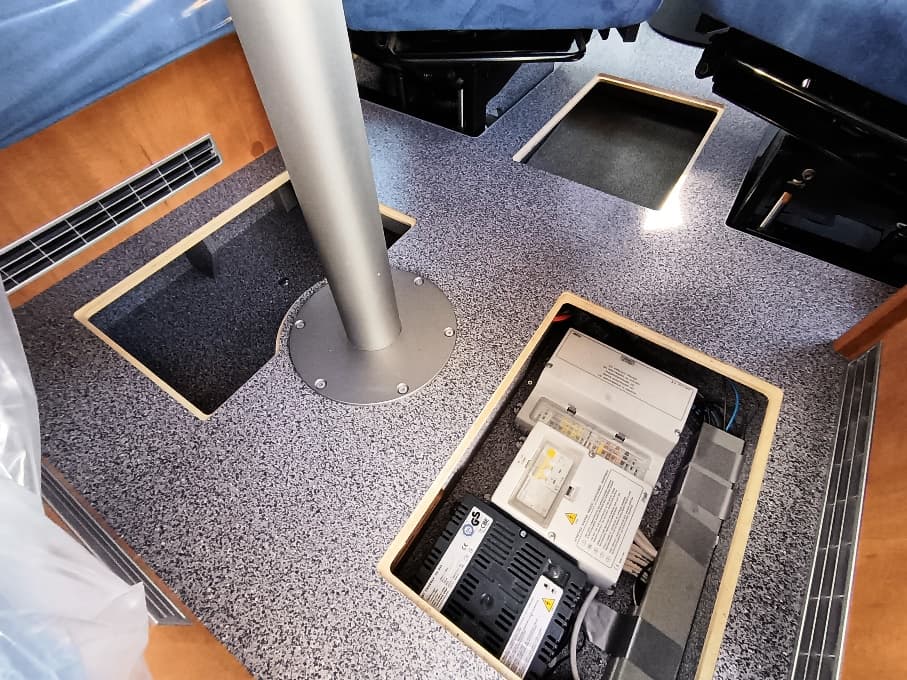 carthago-chic-i47-iveco-patente-c-alde-motorhome-barberacaravan-castelboglione-at-14