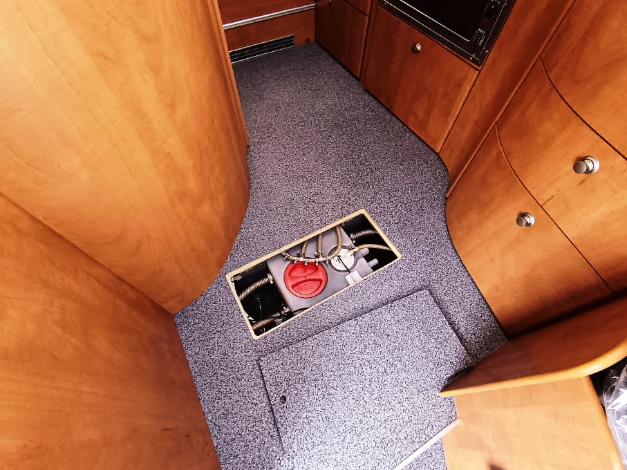 carthago-chic-i47-iveco-patente-c-alde-motorhome-barberacaravan-castelboglione-at-16