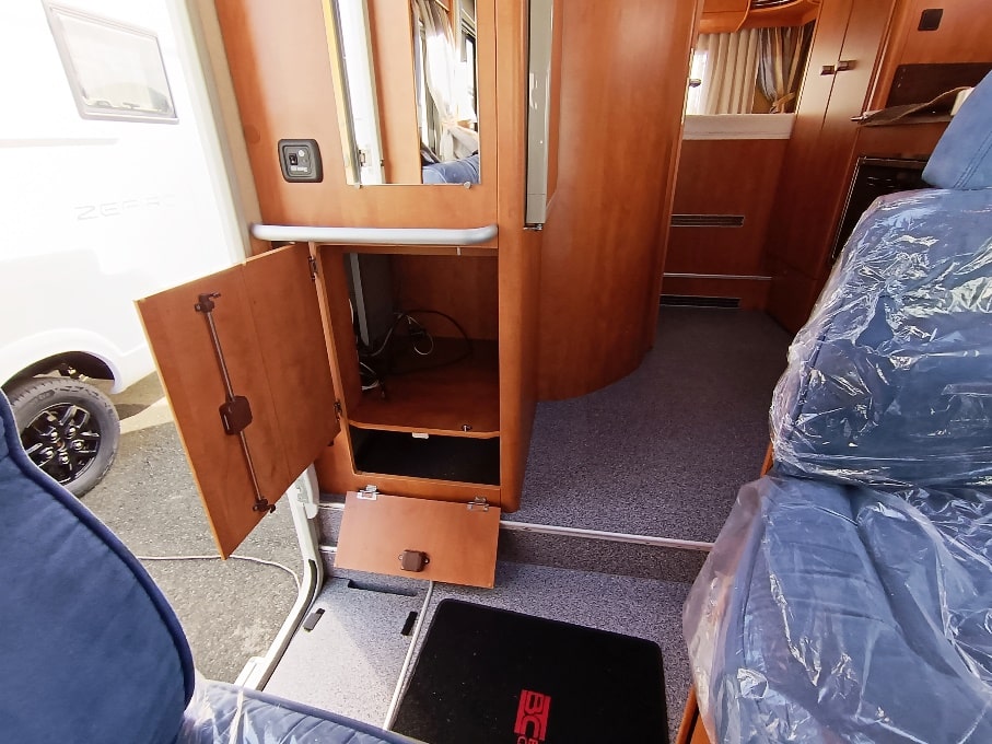 carthago-chic-i47-iveco-patente-c-alde-motorhome-barberacaravan-castelboglione-at-17