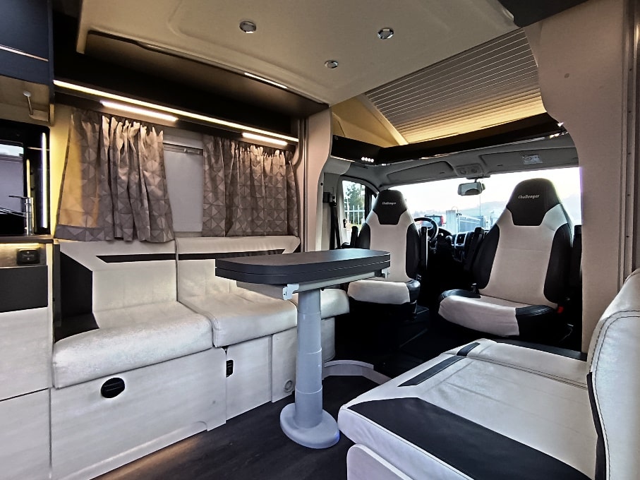 challenger-250-premium-semintegrale-corto-litio-portamoto-barberacaravan-castelboglione-at-3