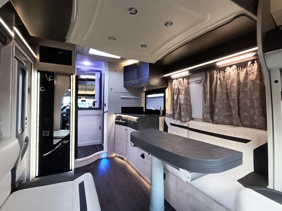 challenger-250-premium-semintegrale-corto-litio-portamoto-barberacaravan-castelboglione-at-4