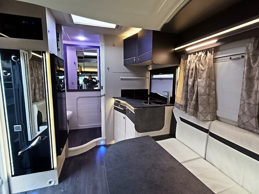 challenger-250-premium-semintegrale-corto-litio-portamoto-barberacaravan-castelboglione-at-6