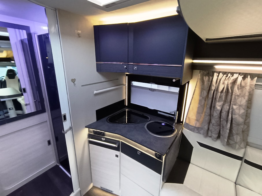 challenger-250-premium-semintegrale-corto-litio-portamoto-barberacaravan-castelboglione-at-7