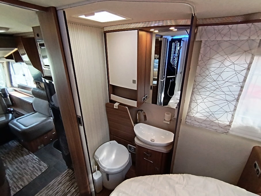 eura-mobil-integraline-695qb-motorhome-lettonautico-alde-barberacaravan-castelboglione-at-11