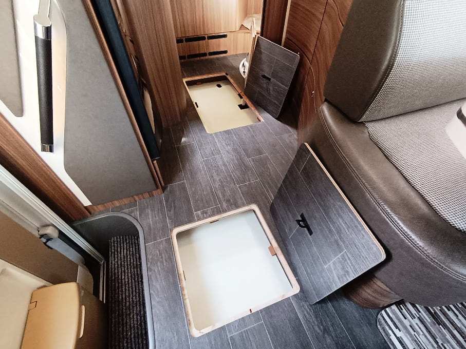 eura-mobil-integraline-695qb-motorhome-lettonautico-alde-barberacaravan-castelboglione-at-12