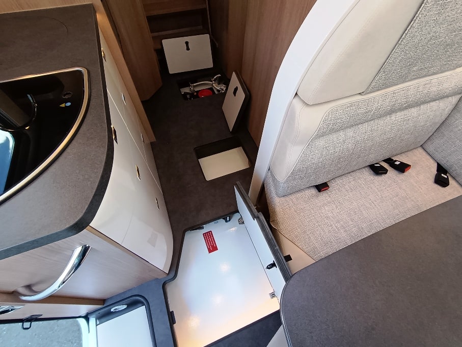 malibu-reisemobil-i-441-le-motorhome-corto-gemelli-barberacaravan-castelboglione-at-14