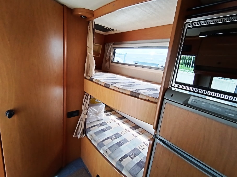 laika-ecovip-2-mansardato-7-posti-doppiopavimento-barberacaravan-castelboglione-at-10