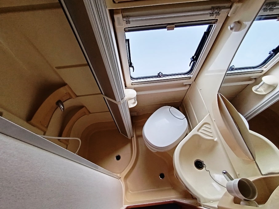 laika-ecovip-2-mansardato-7-posti-doppiopavimento-barberacaravan-castelboglione-at-11