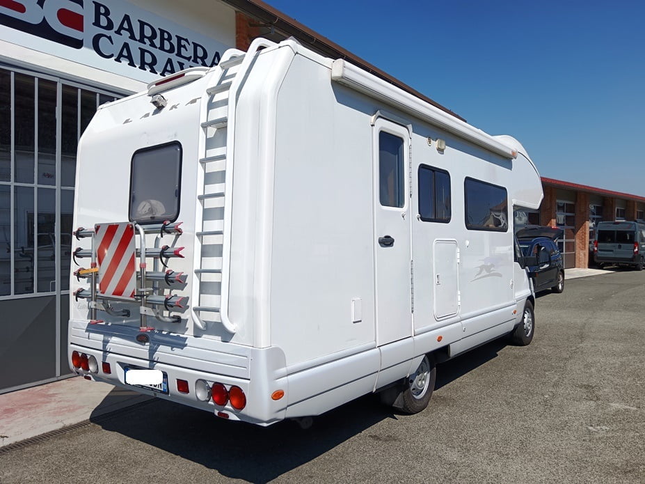 laika-ecovip-2-mansardato-7-posti-doppiopavimento-barberacaravan-castelboglione-at-13