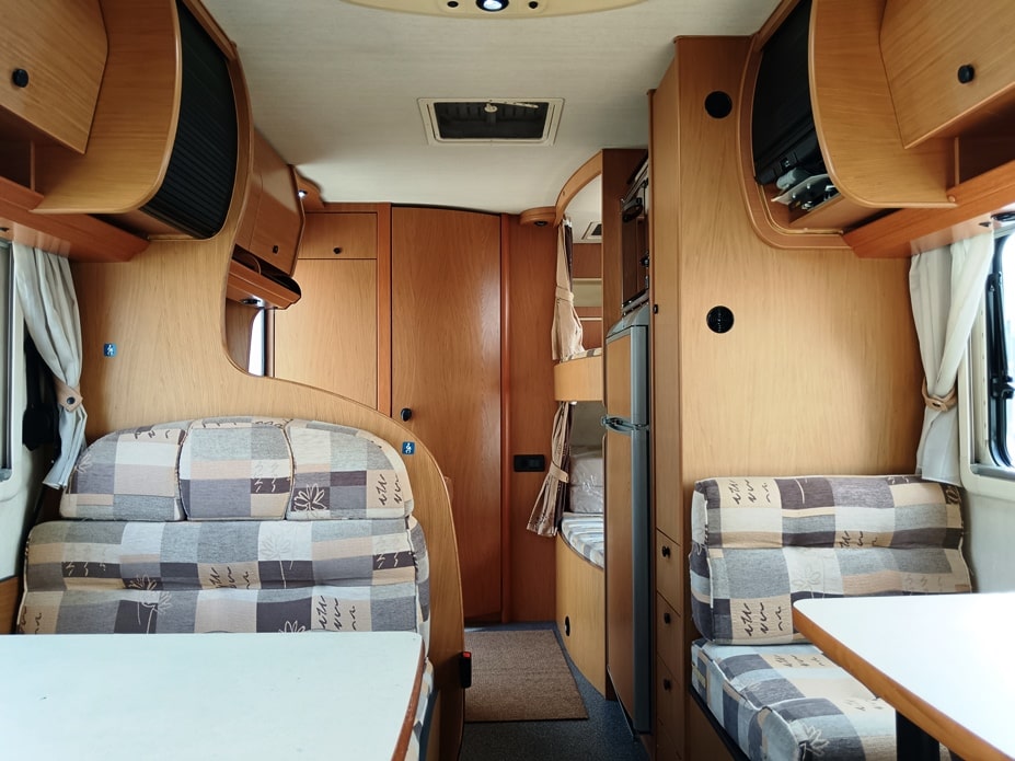 laika-ecovip-2-mansardato-7-posti-doppiopavimento-barberacaravan-castelboglione-at-2