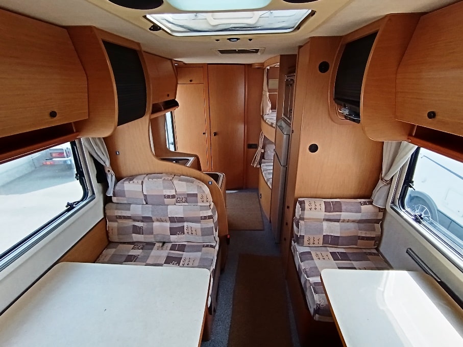 laika-ecovip-2-mansardato-7-posti-doppiopavimento-barberacaravan-castelboglione-at-3