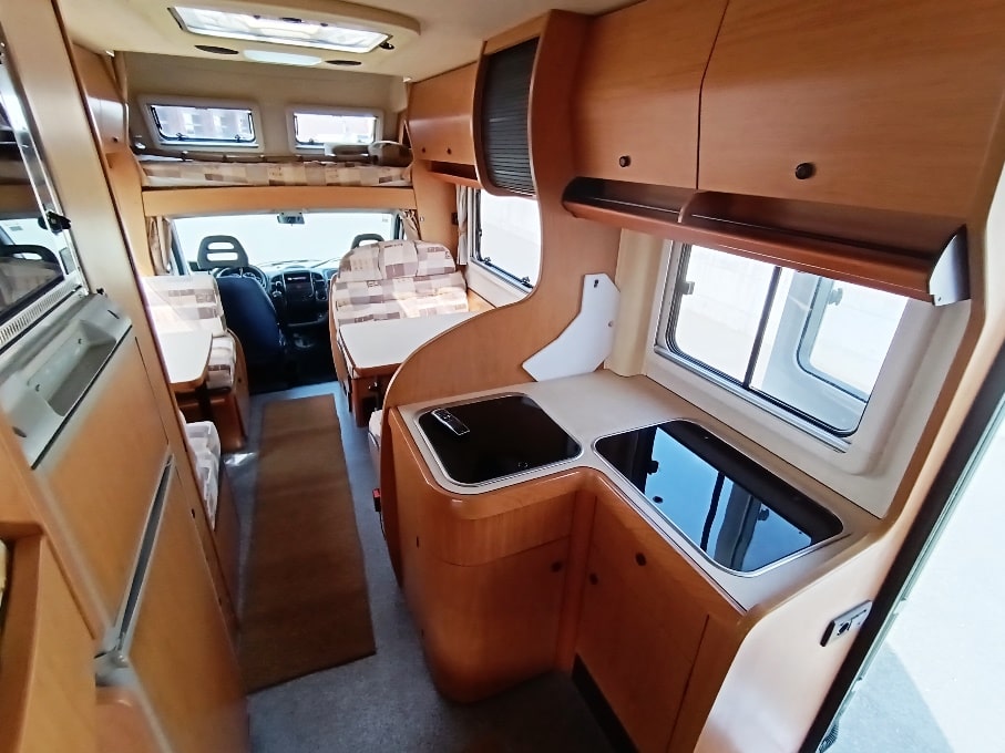 laika-ecovip-2-mansardato-7-posti-doppiopavimento-barberacaravan-castelboglione-at-4
