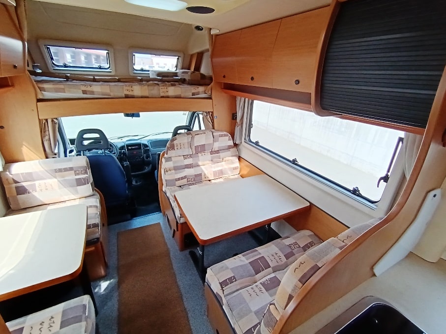 laika-ecovip-2-mansardato-7-posti-doppiopavimento-barberacaravan-castelboglione-at-5