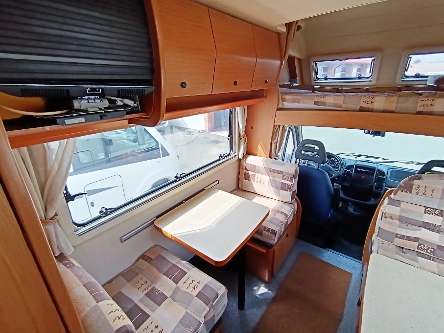 laika-ecovip-2-mansardato-7-posti-doppiopavimento-barberacaravan-castelboglione-at-6