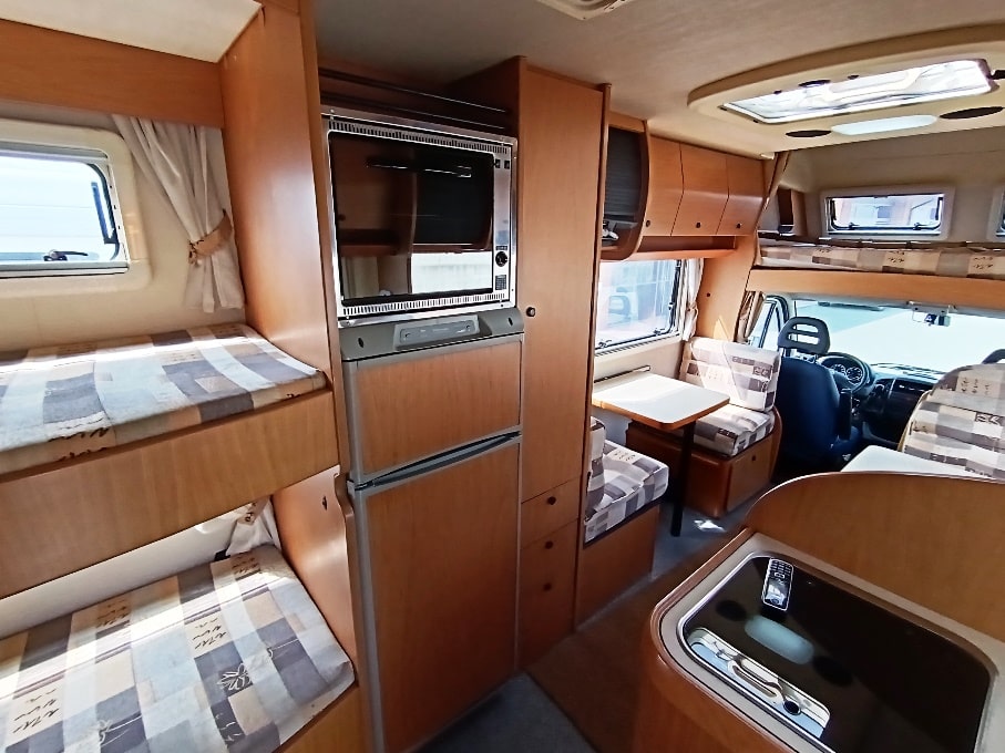 laika-ecovip-2-mansardato-7-posti-doppiopavimento-barberacaravan-castelboglione-at-7