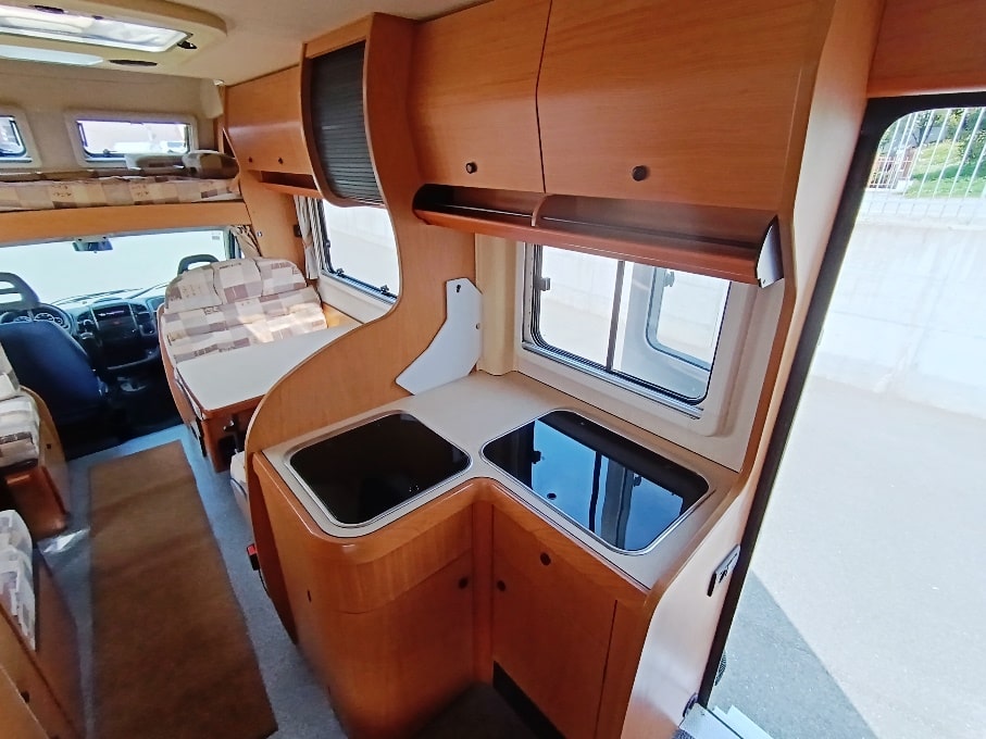 laika-ecovip-2-mansardato-7-posti-doppiopavimento-barberacaravan-castelboglione-at-8