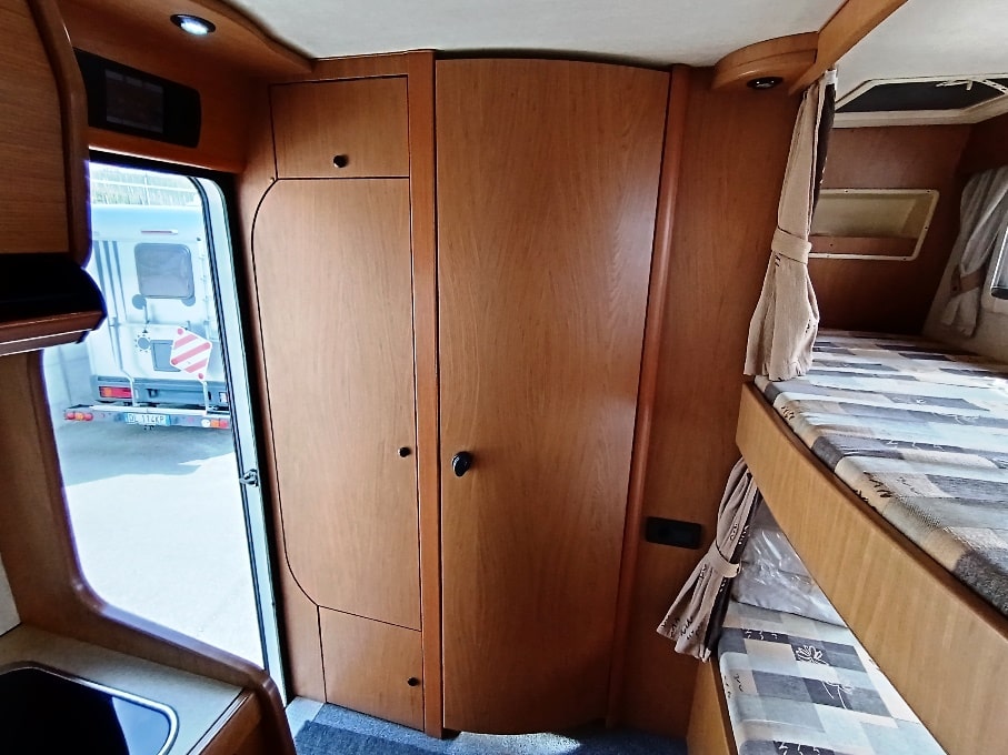 laika-ecovip-2-mansardato-7-posti-doppiopavimento-barberacaravan-castelboglione-at-9