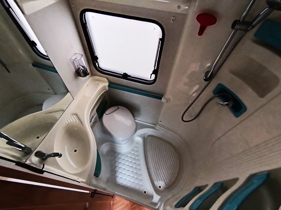 mc louis-glen-432-mansardato-compatto-barberacaravan-castelboglione-at-10