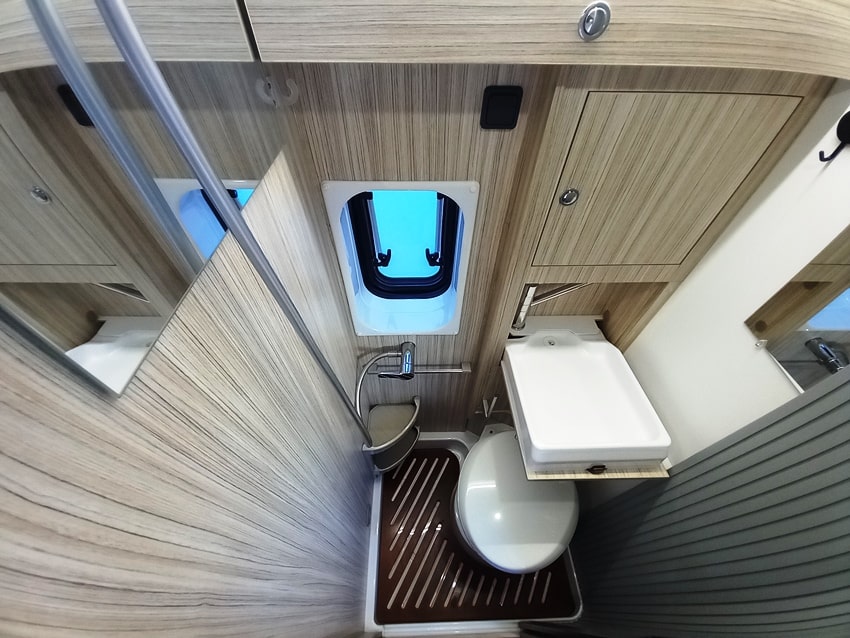 elnagh-e-van-6-xl-premium-letto sollevabile-barberacaravan-castelboglione-at-10