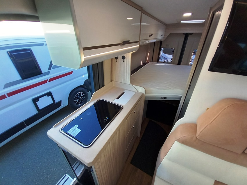 elnagh-e-van-6-xl-premium-letto sollevabile-barberacaravan-castelboglione-at-5