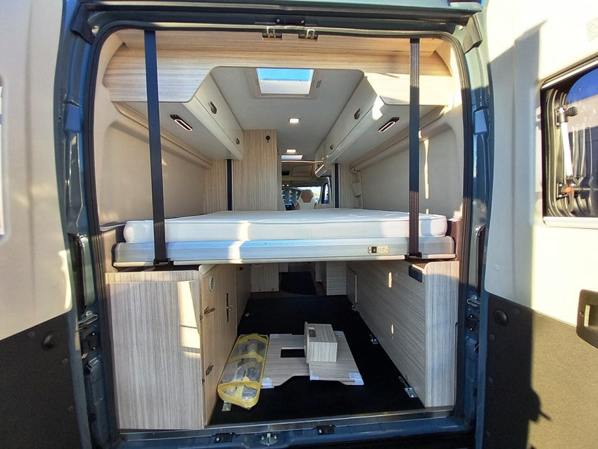 elnagh-e-van-6-xl-premium-letto sollevabile-barberacaravan-castelboglione-at-7