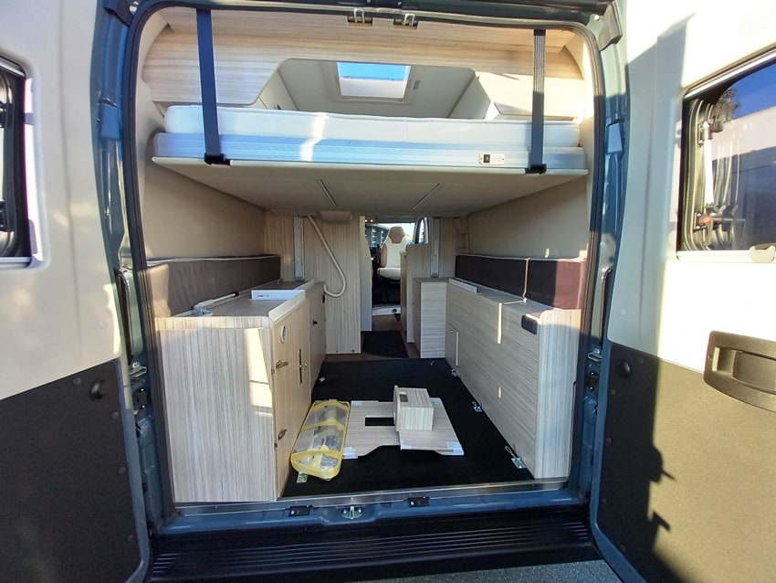 elnagh-e-van-6-xl-premium-letto sollevabile-barberacaravan-castelboglione-at-8