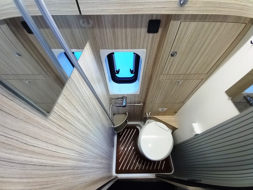 elnagh-e-van-6-xl-premium-letto sollevabile-barberacaravan-castelboglione-at-9