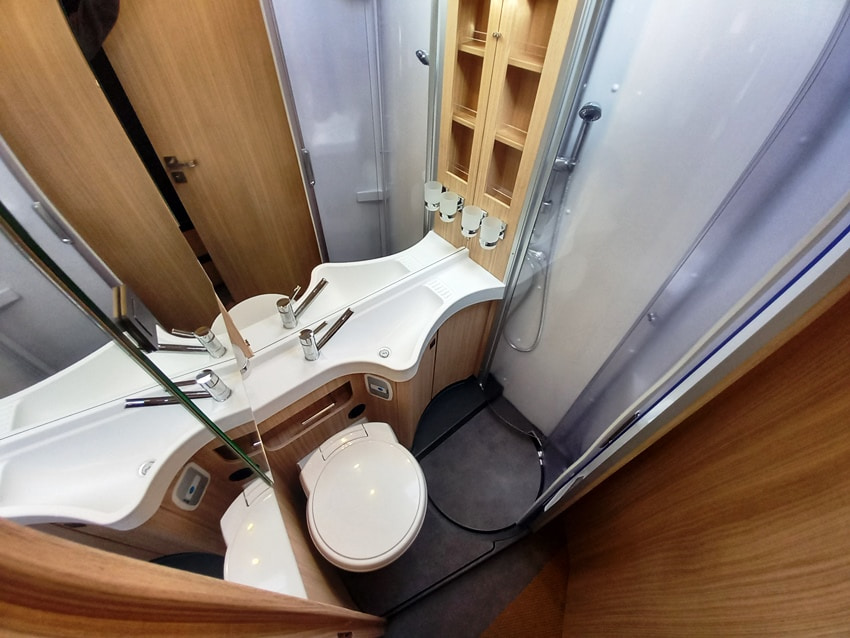 malibu-reisemobil-t430kble-semintegrale-gemelli-doppiopavimento-barberacaravan-castelboglione-at-11