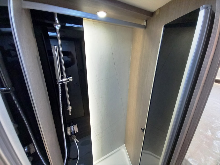 rollerteam-zefiro-287tl-gemelli-facetoface-barberacaravan-castelboglione-at-9