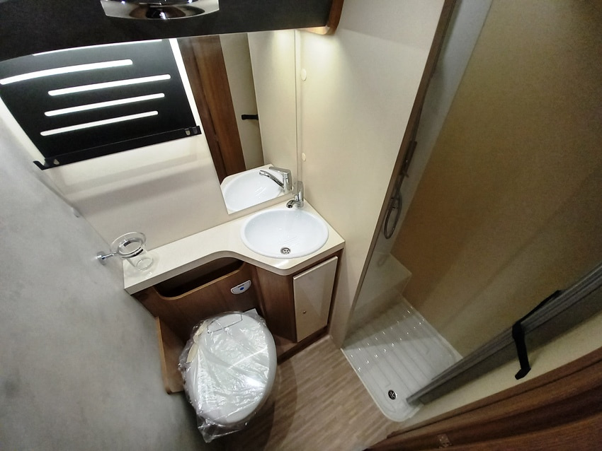 elnagh-baron-560-garage-699-ducato-barberacaravan-castelboglione-at-12