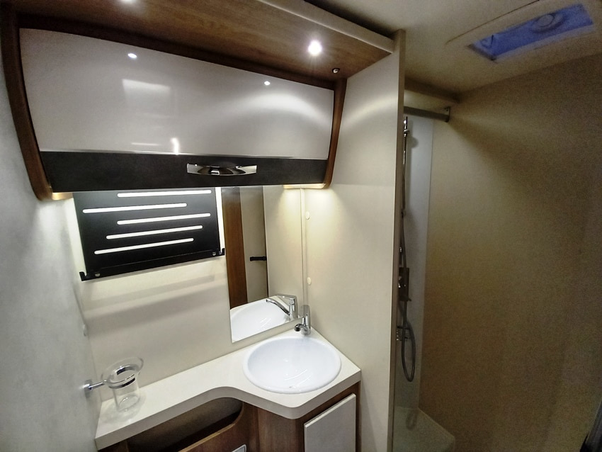 elnagh-baron-560-garage-699-ducato-barberacaravan-castelboglione-at-13