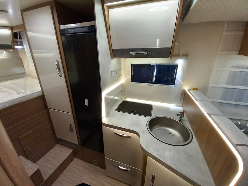 elnagh-baron-560-garage-699-ducato-barberacaravan-castelboglione-at-7