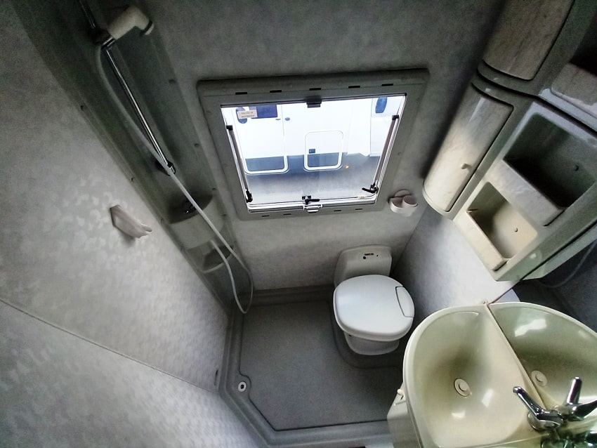 adria-coral-660-du-mansardato-2800-barberacaravan-castelboglione-at-12