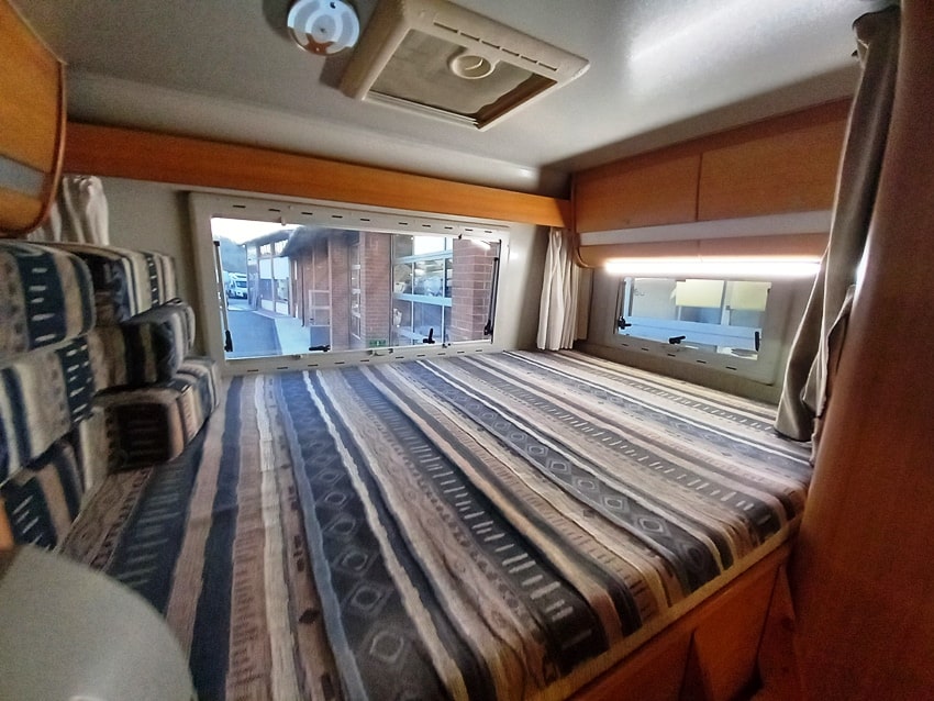 mobilvetta-icaro-s11-iveco-daily-usato-garage-mansardato-barberacaravan-castelboglione-at-12