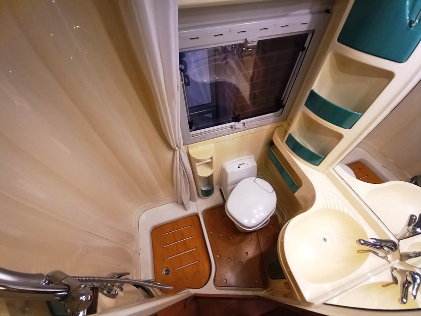 mobilvetta-icaro-s11-iveco-daily-usato-garage-mansardato-barberacaravan-castelboglione-at-14