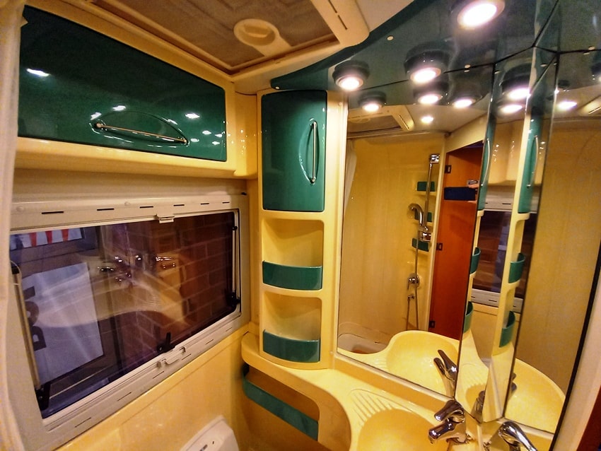 mobilvetta-icaro-s11-iveco-daily-usato-garage-mansardato-barberacaravan-castelboglione-at-15