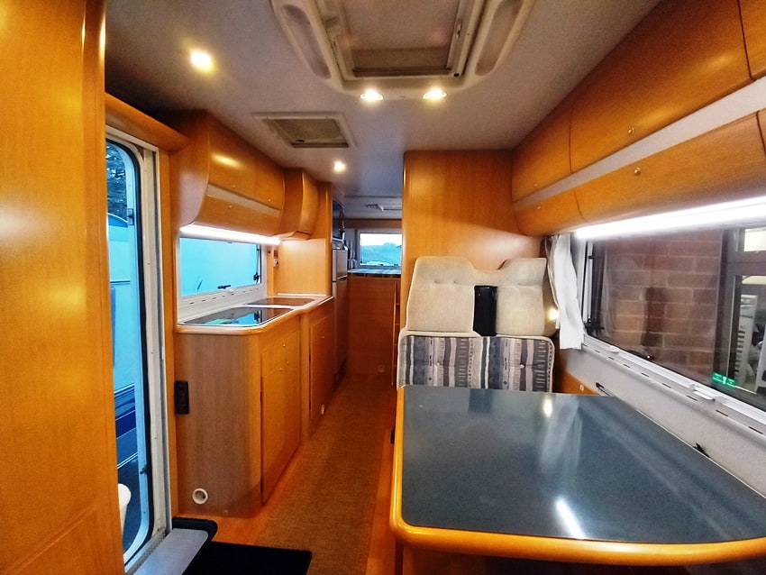 mobilvetta-icaro-s11-iveco-daily-usato-garage-mansardato-barberacaravan-castelboglione-at-5