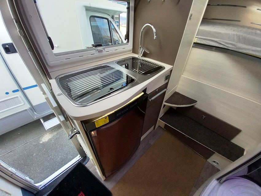 challenger-genesis-194-semintegrale-corto-compatto-599-barberacaravan-castelboglione-at-10