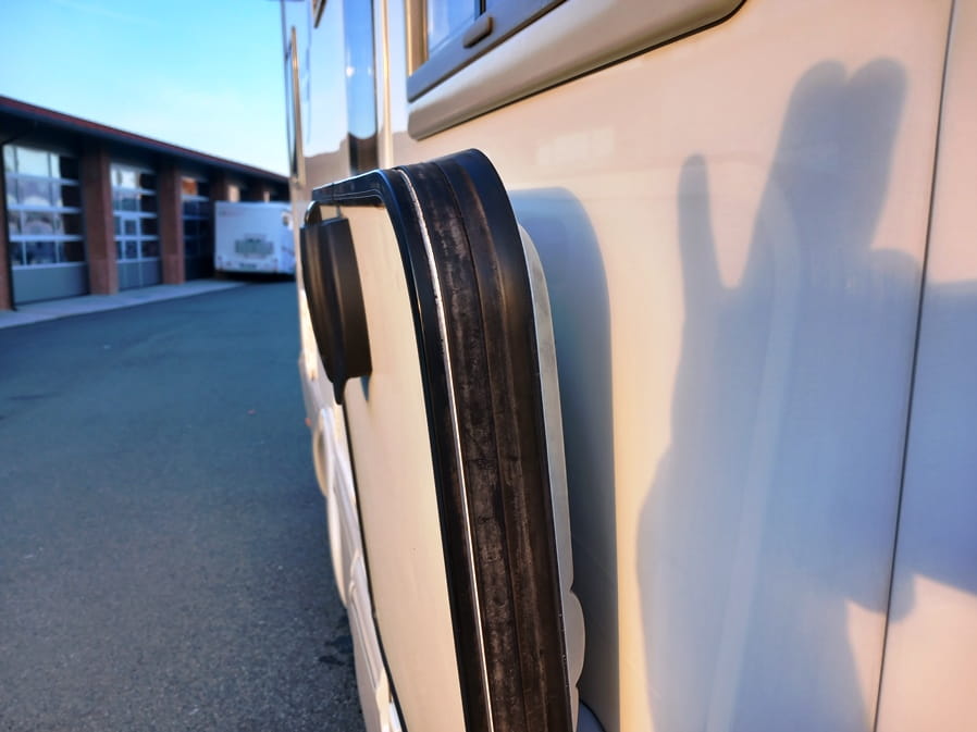 arca-p680lsx-semintegrale-francese-alko-doppiopavimento-barberacaravan-castelboglione-at-16