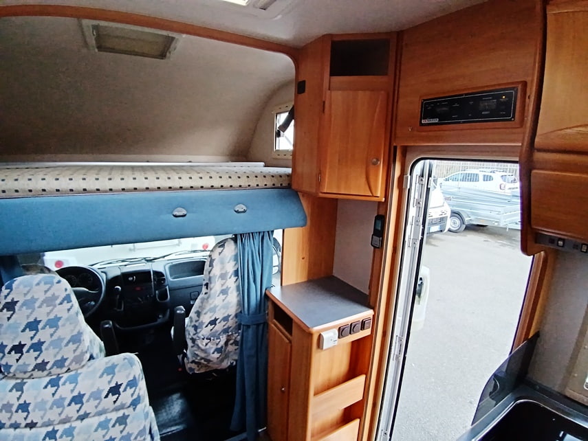 adria-coral-660sp-mansardato-garage-barberacaravan-castelboglione-at-10
