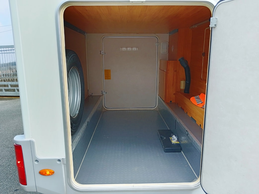 adria-coral-660sp-mansardato-garage-barberacaravan-castelboglione-at-4