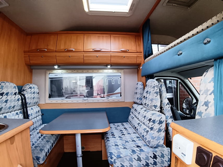 adria-coral-660sp-mansardato-garage-barberacaravan-castelboglione-at-5