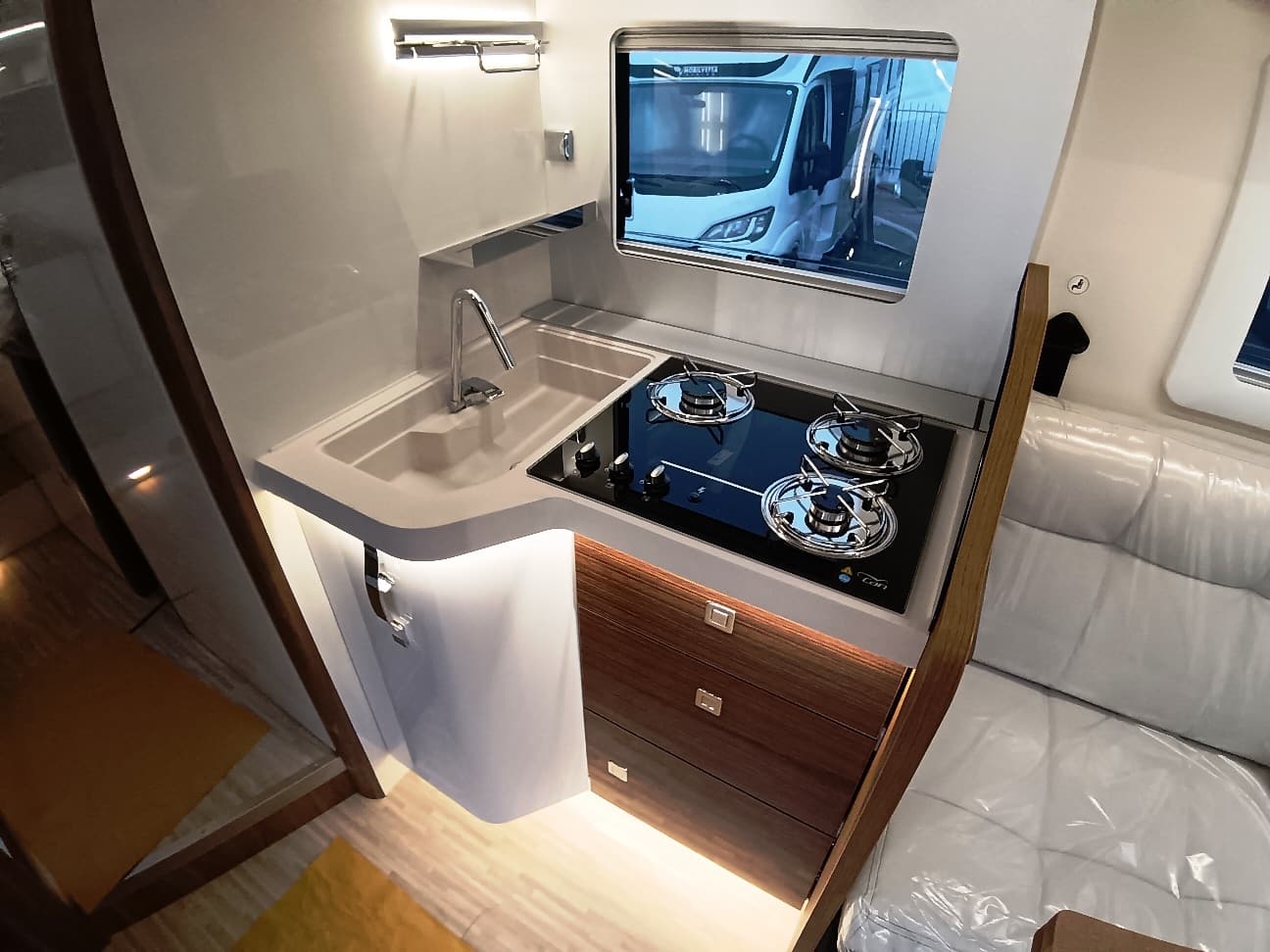 mobilvetta-krosser-86-gemelli-automatico-180-doppiopavimento-barberacaravan-castelboglione-at-10