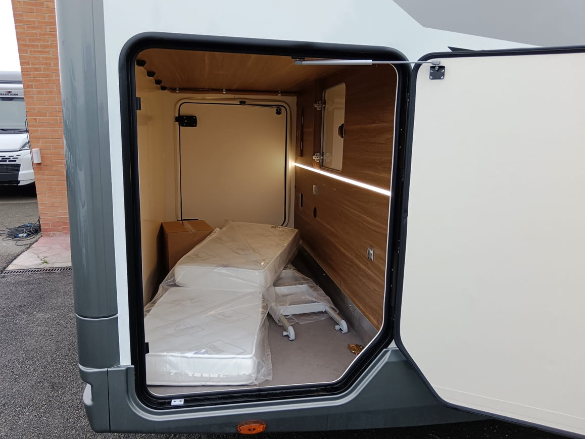 mobilvetta-krosser-86-gemelli-automatico-180-doppiopavimento-barberacaravan-castelboglione-at-4